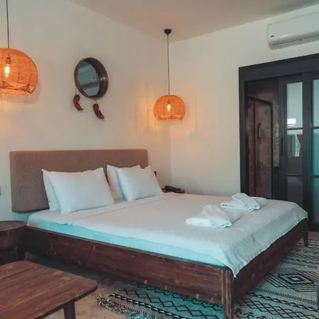 Bed & Breakfast 222 *