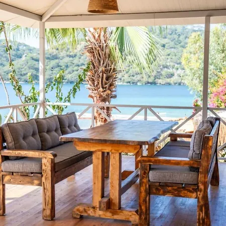 Bed & Breakfast 222 *