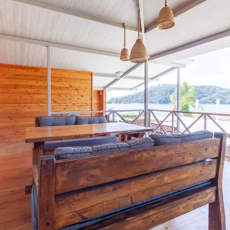 Bed & Breakfast 222 *